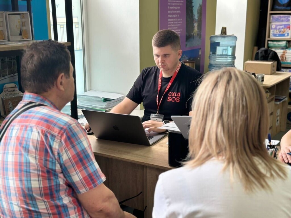 «Я люблю консультувати «у полях» – бути поруч з людьми в громадах, чути їхні історії й допомагати вирішувати правові питання», – юрист БФ «Схід SOS» | БФ «Схід SOS», картинка №2