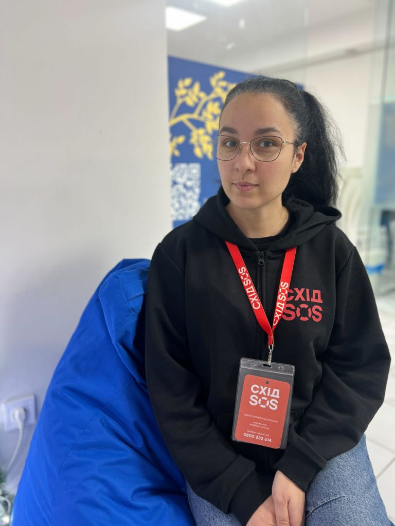 «Кожна дитина – це маленьке диво, яке ми щодня підтримуємо з любов’ю», – педагогиня простору психосоціальної та юридичної підтримки «Затишно space» у Миколаєві. | БФ «Схід SOS», картинка №1