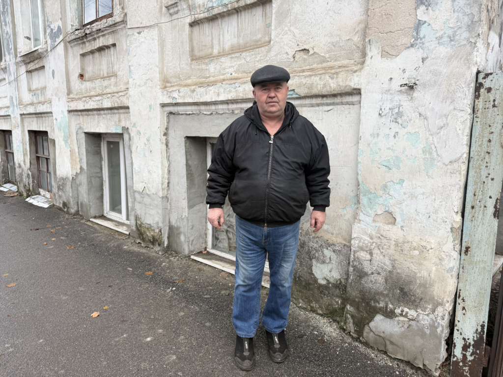 БФ «Схід SOS» відремонтував пошкоджені квартири в історичній будівлі Ізюма | БФ «Схід SOS», картинка №2