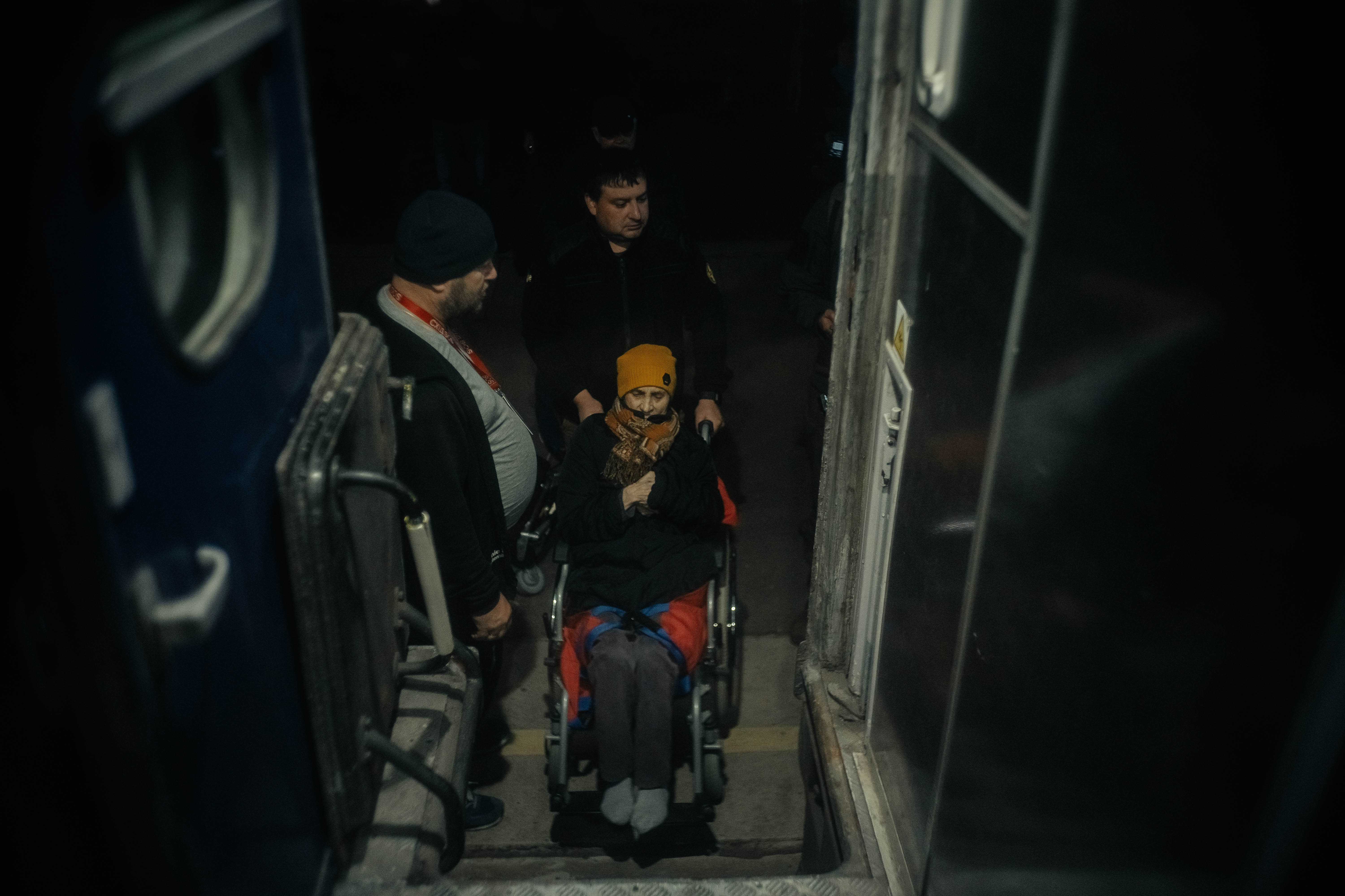 Очима репортерів «Frontliner»: як евакуаційні команди БФ «Схід SOS» рятують життя на Донеччині | БФ «Схід SOS», картинка №9