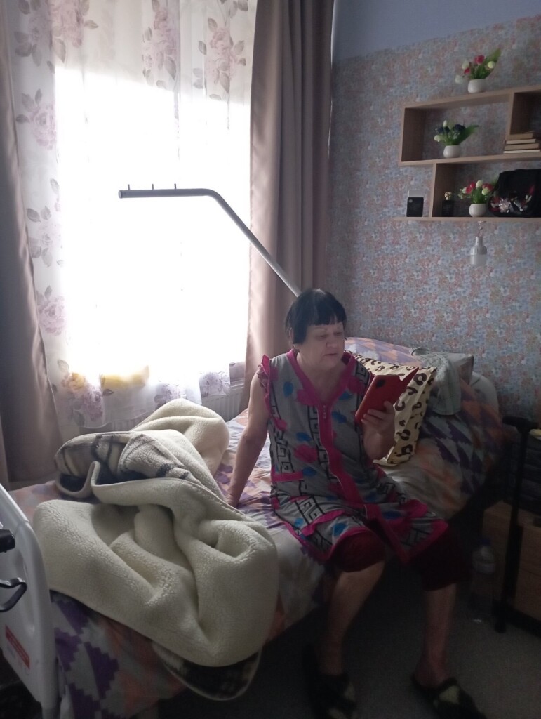 Мешканці оселі стаціонарного догляду в Колиндянах (Тернопільська область) отримали доступ до швидкісного інтернету | БФ «Схід SOS», картинка №2