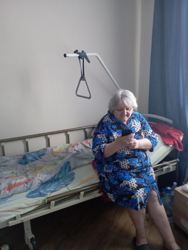 Мешканці оселі стаціонарного догляду в Колиндянах (Тернопільська область) отримали доступ до швидкісного інтернету | БФ «Схід SOS», картинка №3