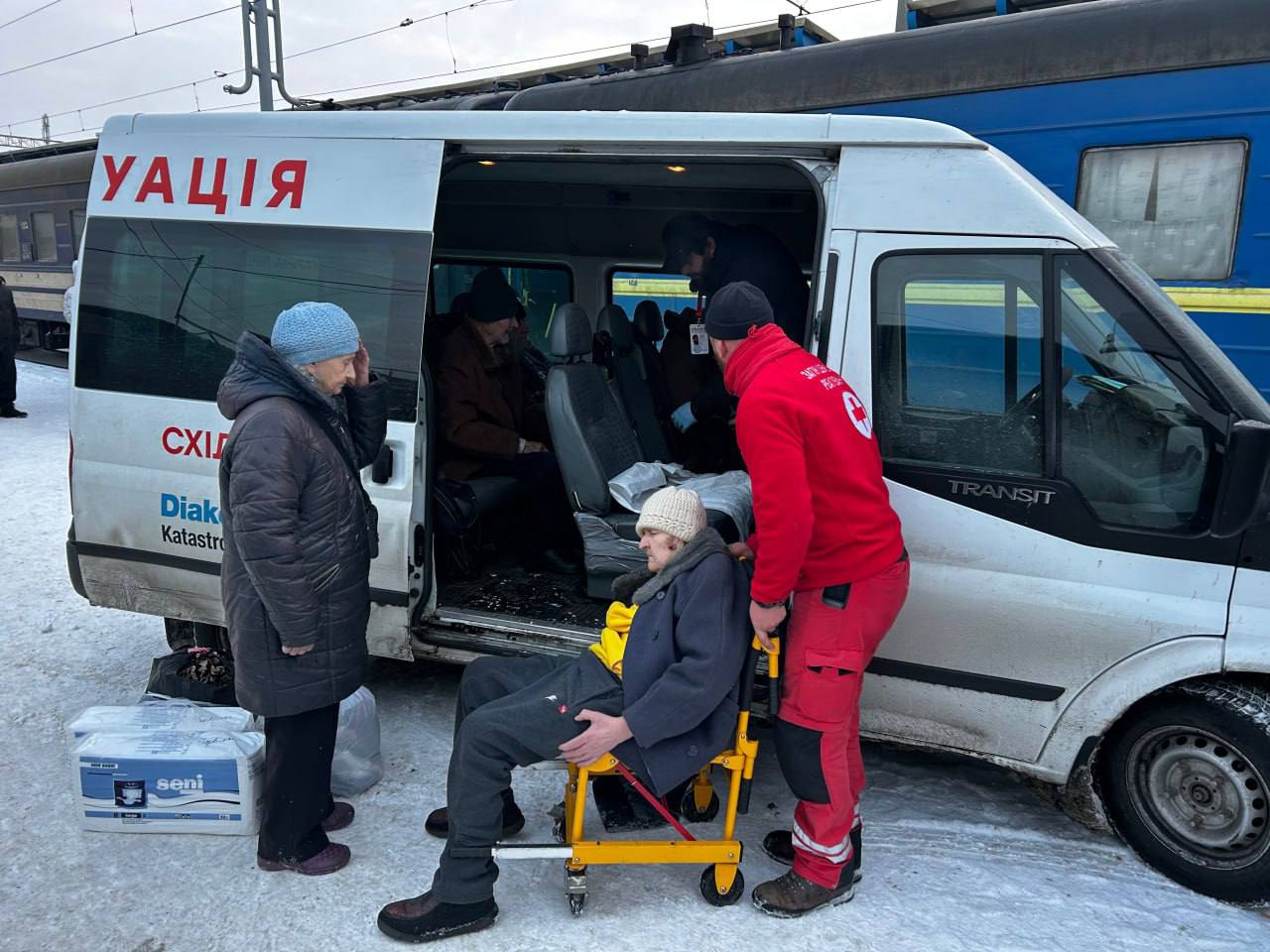 БФ «Схід SOS» спільно з Мінсоцполітики  України  забезпечили медичний супровід для 18 людей старшого віку | БФ «Схід SOS», картинка №2