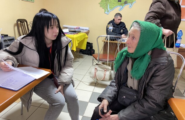 Команда Благодійного фонду «Схід SOS» підтримує евакуйованих у транзитному центрі Запоріжжя