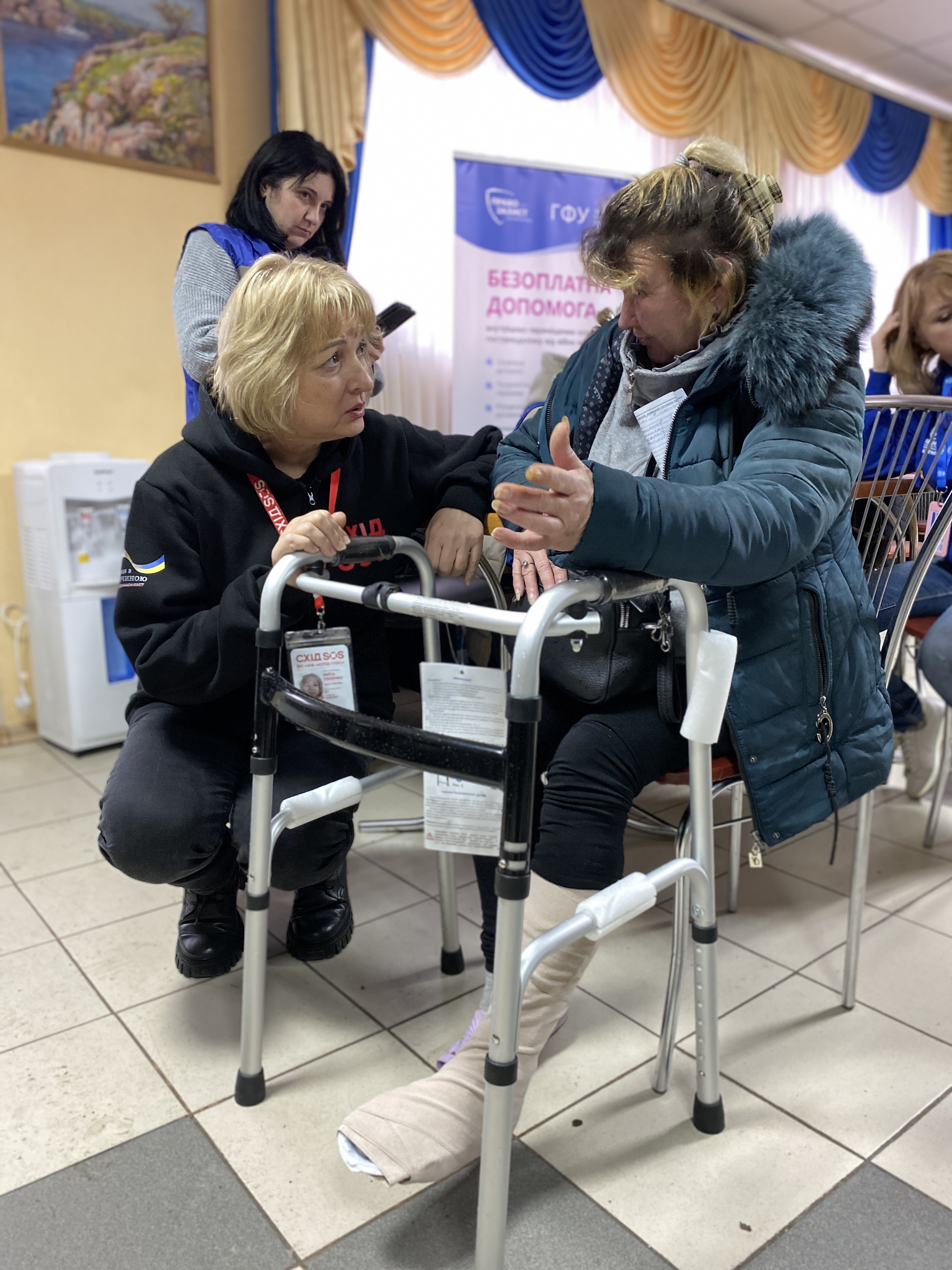 Команда Благодійного фонду «Схід SOS» підтримує евакуйованих у транзитному центрі Запоріжжя | БФ «Схід SOS», картинка №6