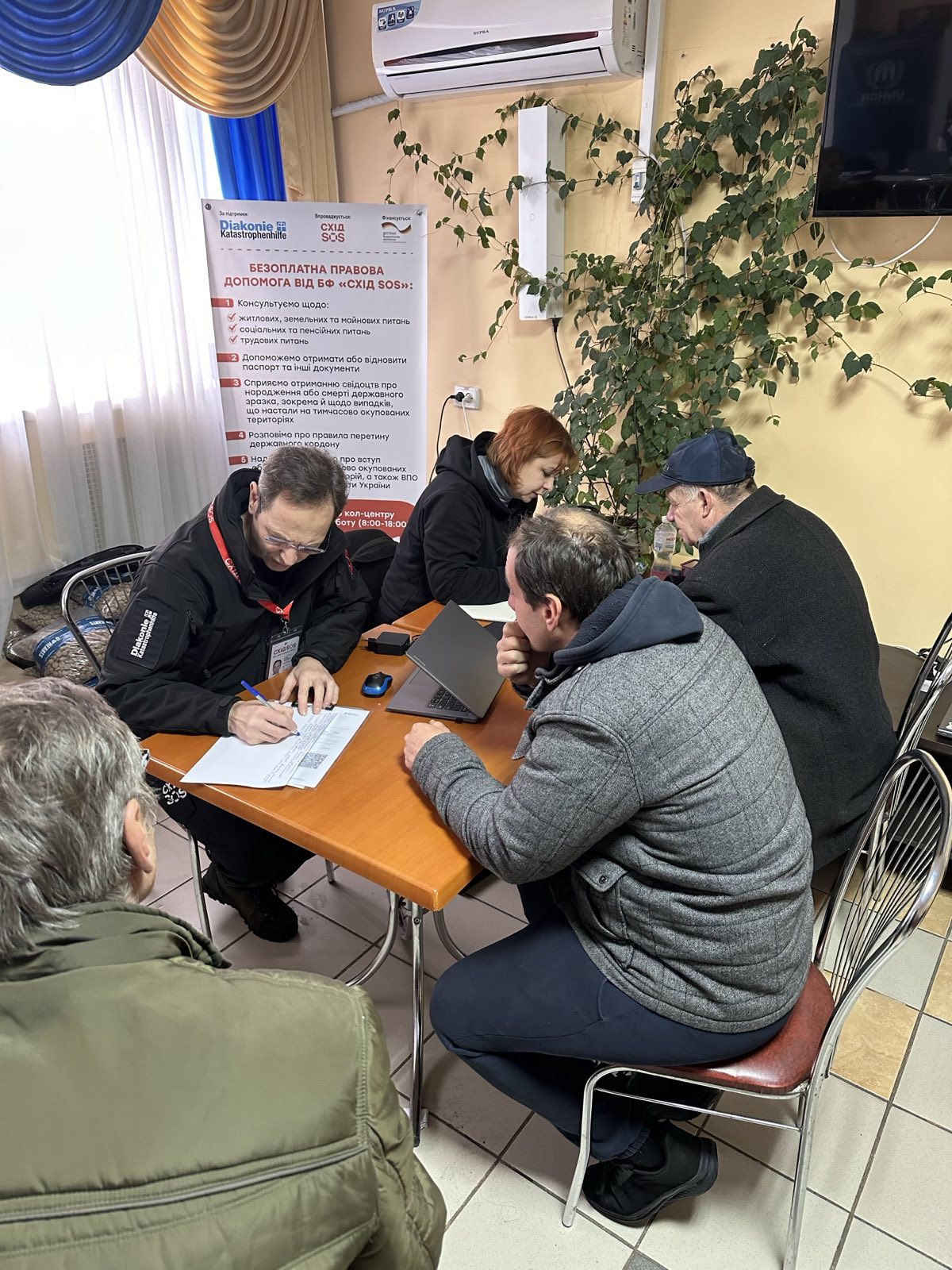 Команда Благодійного фонду «Схід SOS» підтримує евакуйованих у транзитному центрі Запоріжжя | БФ «Схід SOS», картинка №3