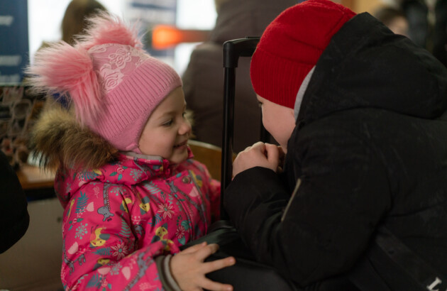Американський фотограф Карло Браво закарбував моменти у транзитному центрі в Лозовій на Харківщині