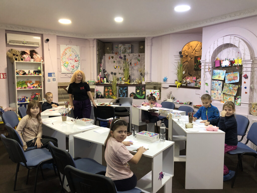 «Мене мотивує любов до дітей: у кожній і кожному бачу цікаву особистість та своїх онуків, за якими сумую, бо ми не поруч через війну», – педагогиня простору психосоціальної та юридичної підтримки «Затишно space» у Харкові. | БФ «Схід SOS», картинка №2