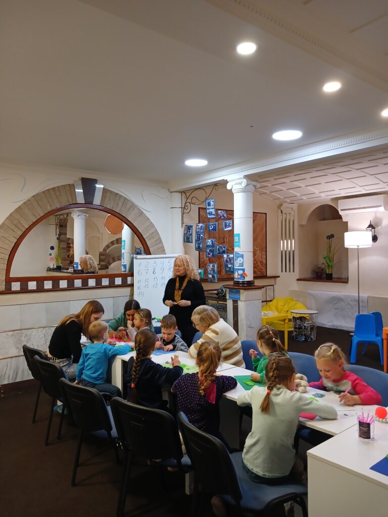 «Мене мотивує любов до дітей: у кожній і кожному бачу цікаву особистість та своїх онуків, за якими сумую, бо ми не поруч через війну», – педагогиня простору психосоціальної та юридичної підтримки «Затишно space» у Харкові. | БФ «Схід SOS», картинка №3