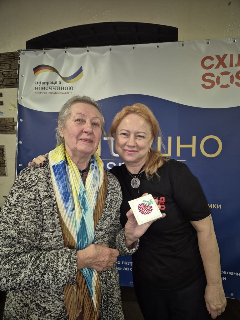 «Мене мотивує любов до дітей: у кожній і кожному бачу цікаву особистість та своїх онуків, за якими сумую, бо ми не поруч через війну», – педагогиня простору психосоціальної та юридичної підтримки «Затишно space» у Харкові. | БФ «Схід SOS», картинка №4