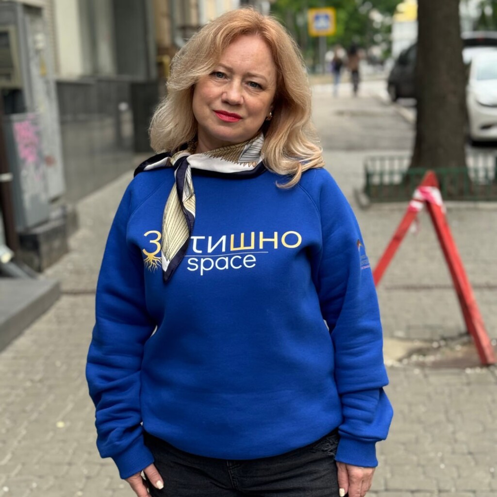 «Мене мотивує любов до дітей: у кожній і кожному бачу цікаву особистість та своїх онуків, за якими сумую, бо ми не поруч через війну», – педагогиня простору психосоціальної та юридичної підтримки «Затишно space» у Харкові. | БФ «Схід SOS», картинка №1