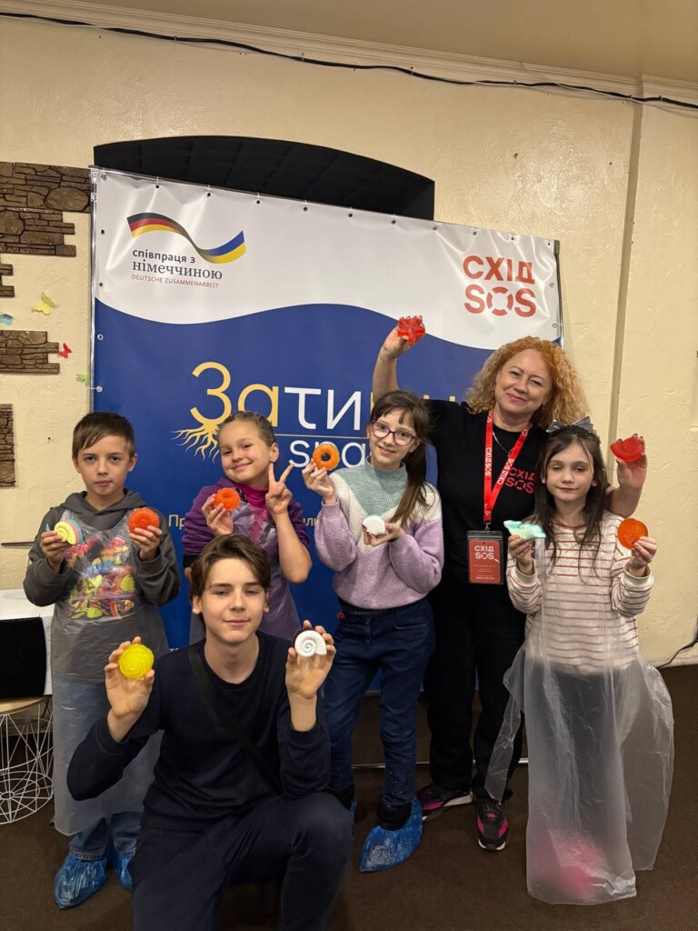 «Мене мотивує любов до дітей: у кожній і кожному бачу цікаву особистість та своїх онуків, за якими сумую, бо ми не поруч через війну», – педагогиня простору психосоціальної та юридичної підтримки «Затишно space» у Харкові. | БФ «Схід SOS», картинка №6