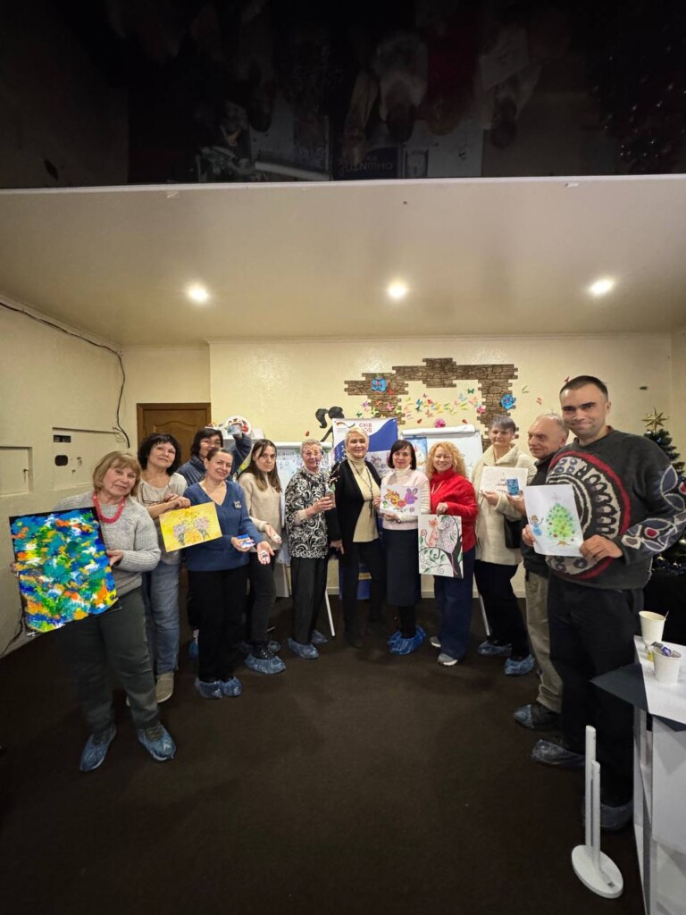 «Мене мотивує любов до дітей: у кожній і кожному бачу цікаву особистість та своїх онуків, за якими сумую, бо ми не поруч через війну», – педагогиня простору психосоціальної та юридичної підтримки «Затишно space» у Харкові. | БФ «Схід SOS», картинка №7