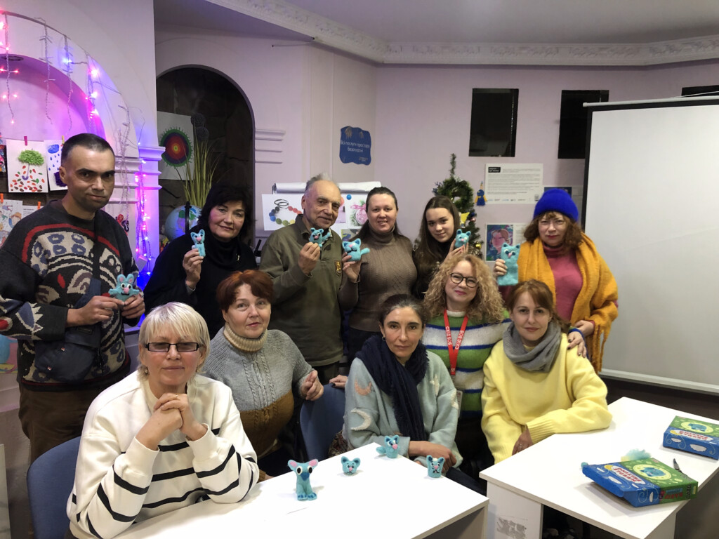 «Мене мотивує любов до дітей: у кожній і кожному бачу цікаву особистість та своїх онуків, за якими сумую, бо ми не поруч через війну», – педагогиня простору психосоціальної та юридичної підтримки «Затишно space» у Харкові. | БФ «Схід SOS», картинка №8