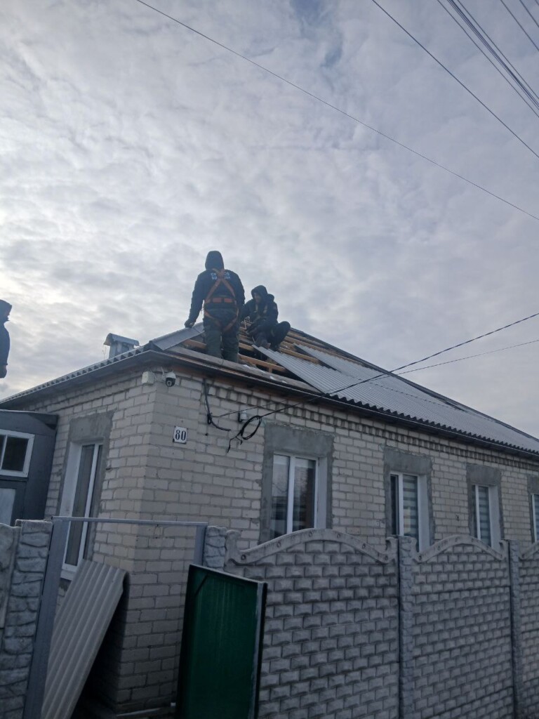 БФ «Схід SOS» відновив дах будинку вчительки Наталії з Ізюма  | БФ «Схід SOS», картинка №3