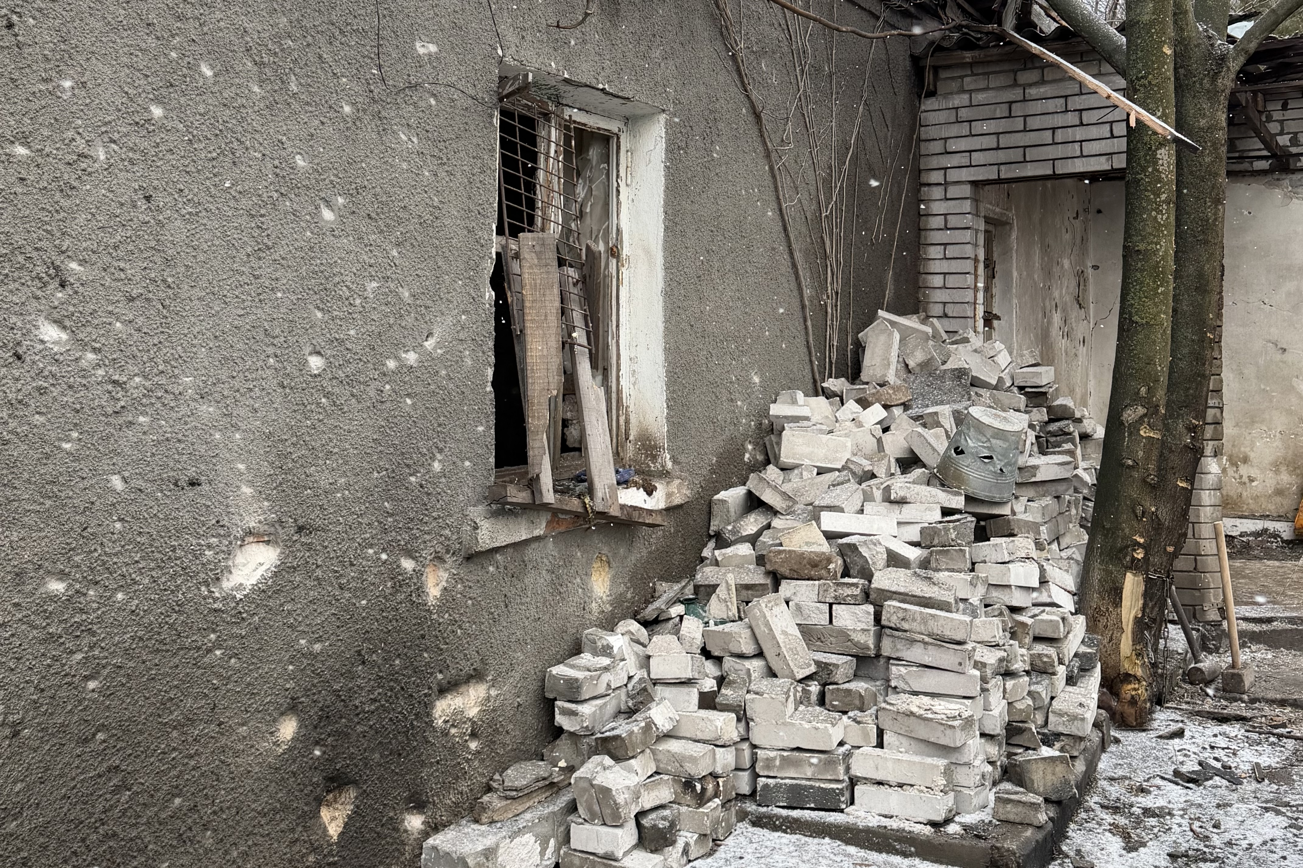 Благодійний фонд «Схід SOS» передав корм запорізькому прихистку, що постраждав від обстрілу | БФ «Схід SOS», картинка №4