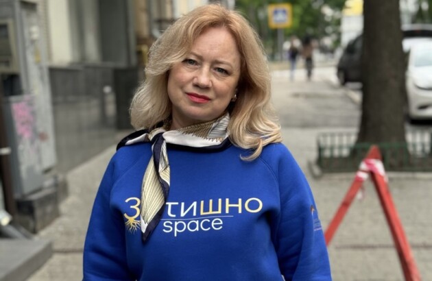 «Мене мотивує любов до дітей: у кожній і кожному бачу цікаву особистість та своїх онуків, за якими сумую, бо ми не поруч через війну», – педагогиня простору психосоціальної та юридичної підтримки «Затишно space» у Харкові.