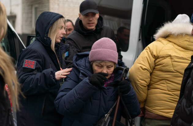 Американський фотограф Карло Браво закарбував моменти у транзитному центрі в Лозовій на Харківщині