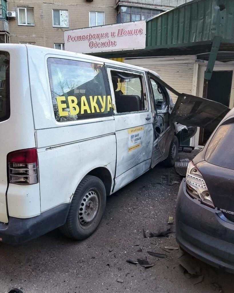 У Краматорську російський FPV-дрон прицільно атакував евакуаційну автівку, якою рятують родини з дітьми | БФ «Схід SOS», картинка №2