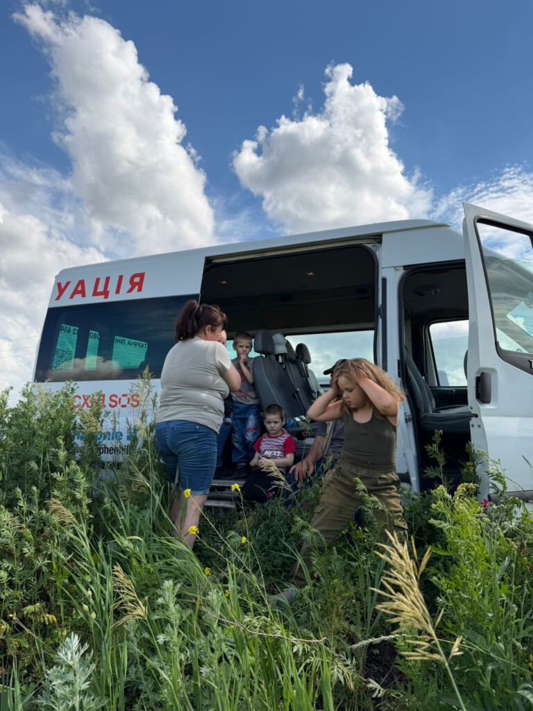 Від порятунку до нового дому: команда БФ «Схід SOS» забезпечила повний цикл евакуації для родини із прифронтової Синельниківщини | БФ «Схід SOS», картинка №3