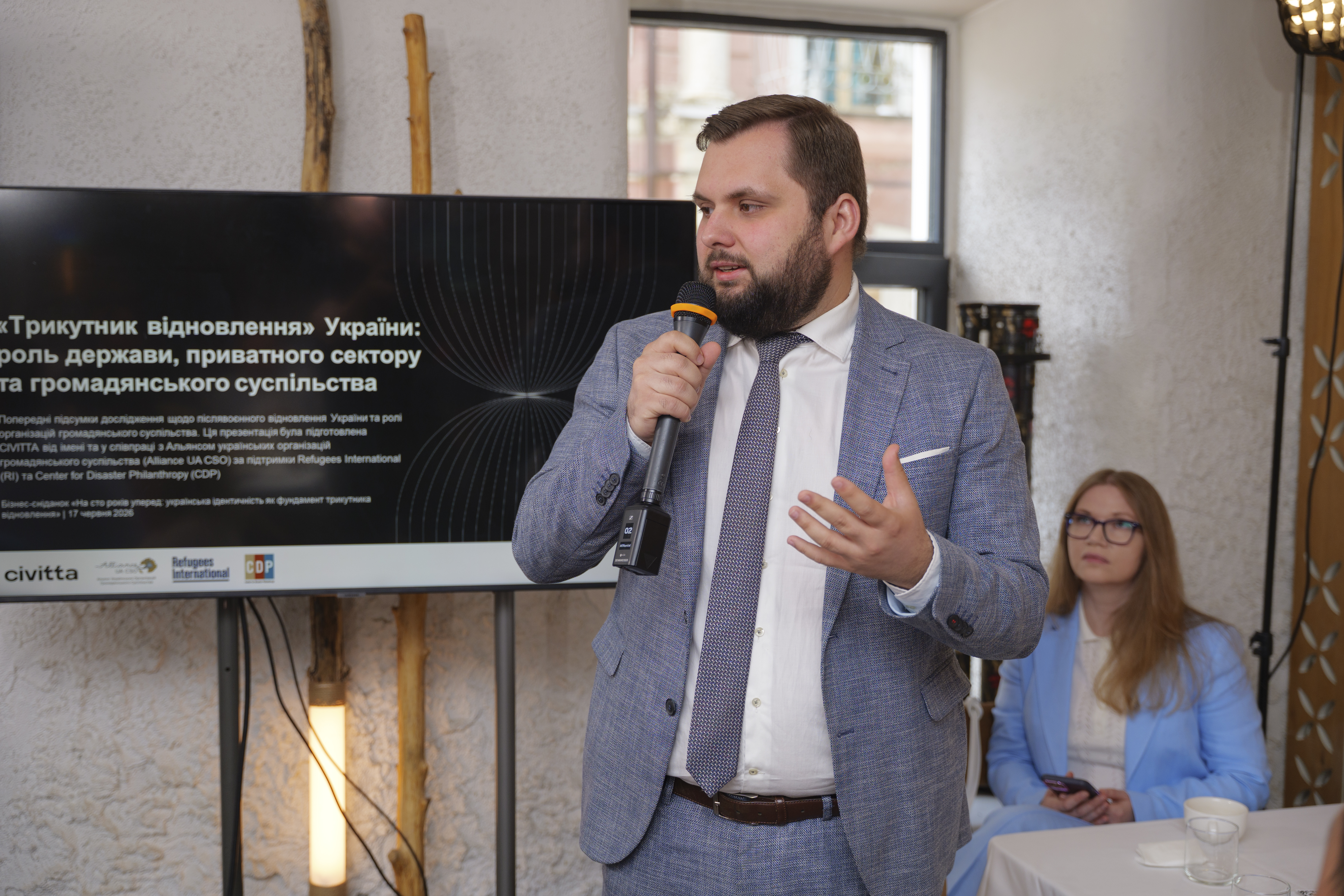 Керівниця відділу партнерств і фандрейзингу презентувала досвід БФ «Схід SOS» під час бізнес-сніданку «На сто років уперед: українська ідентичність як фундамент трикутника відновлення» | БФ «Схід SOS», картинка №4