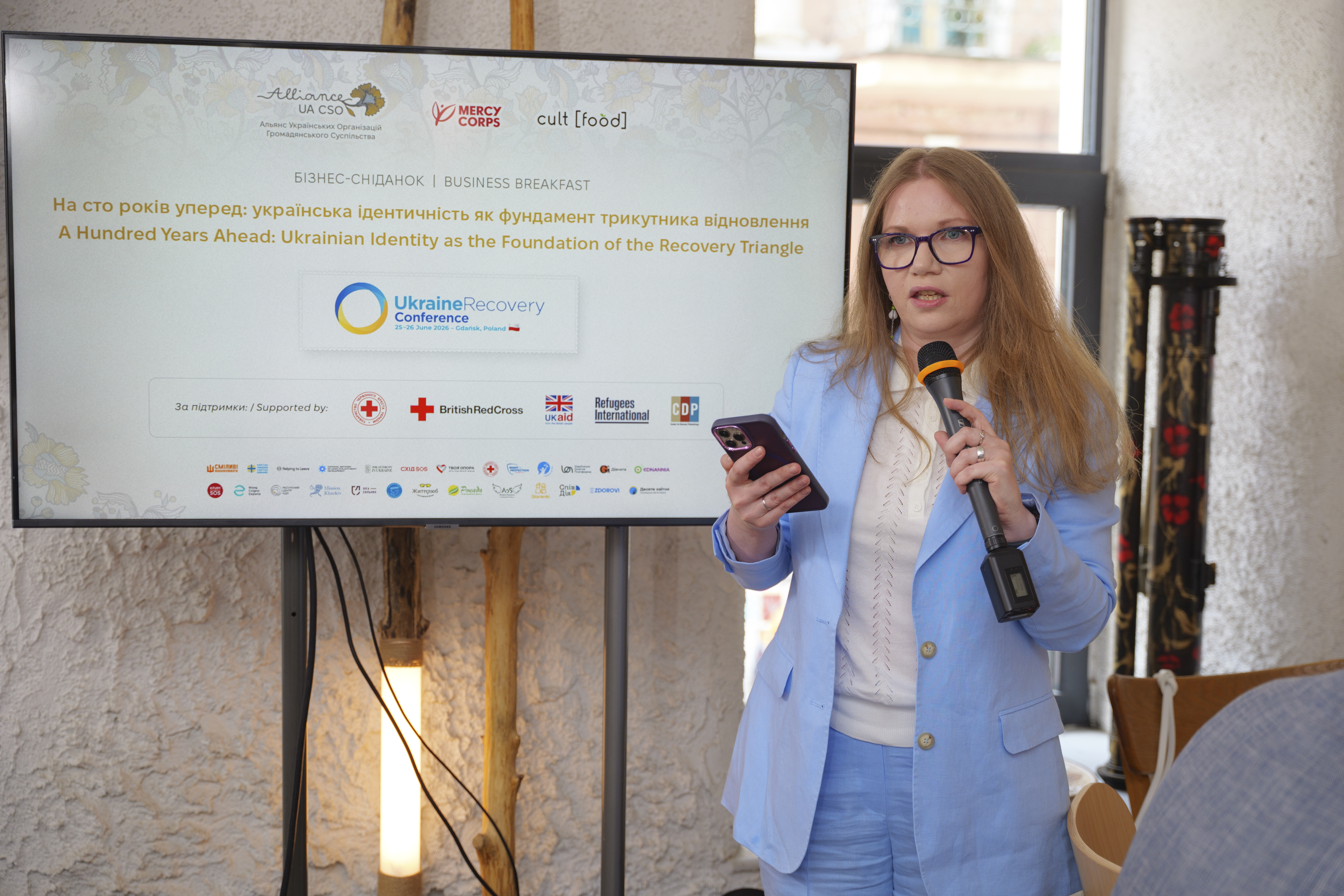 Керівниця відділу партнерств і фандрейзингу презентувала досвід БФ «Схід SOS» під час бізнес-сніданку «На сто років уперед: українська ідентичність як фундамент трикутника відновлення» | БФ «Схід SOS», картинка №1