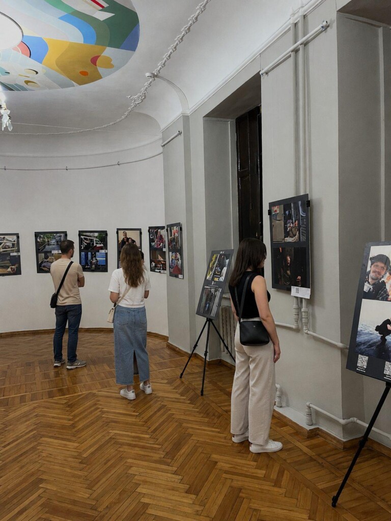 Евакуація триває щодня: понад 200 людей відвідали фотовиставку «Хроніки евакуації» від БФ «Схід SOS» в Одесі | БФ «Схід SOS», картинка №8