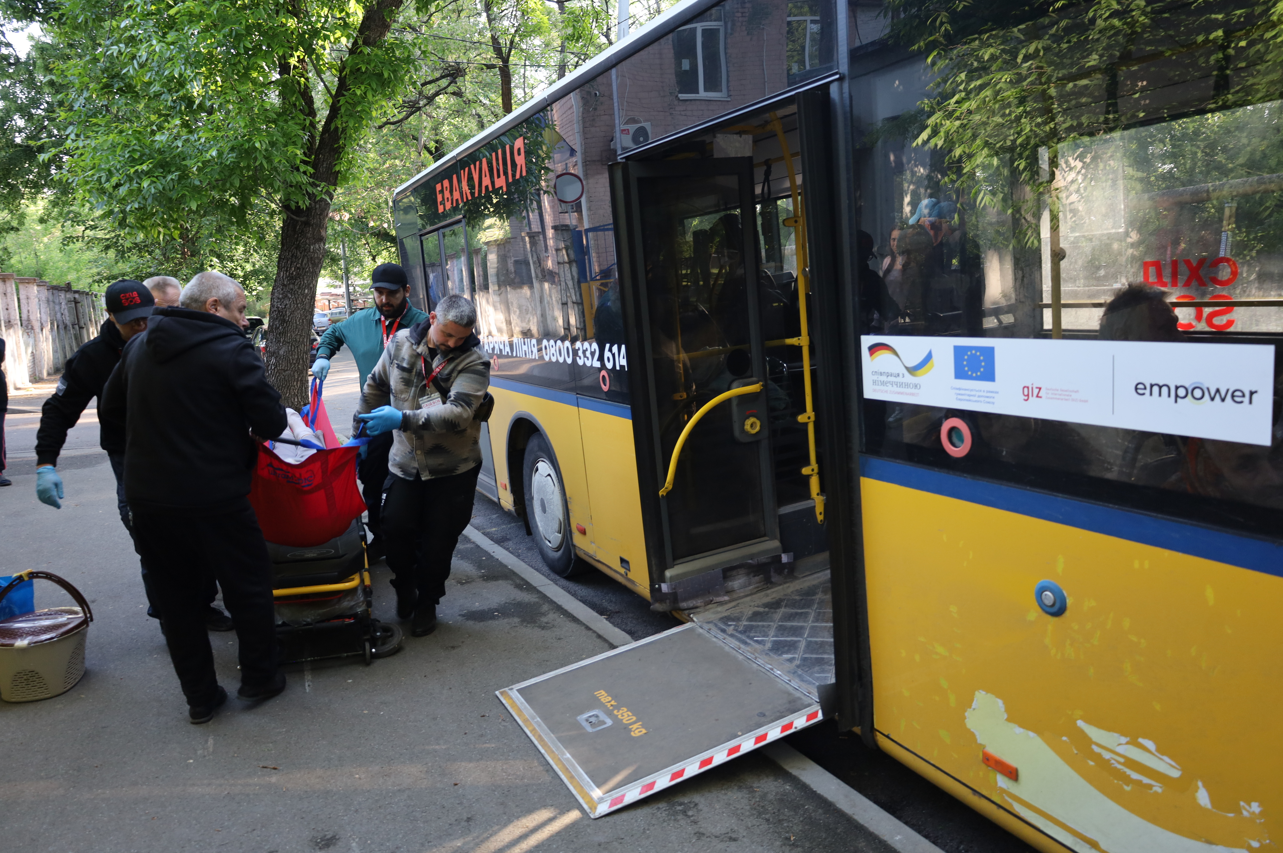 Дорога до нового дому: БФ «Схід SOS» забезпечив розселення та соціальне перевезення 15 евакуйованих із прифронту | БФ «Схід SOS», картинка №7