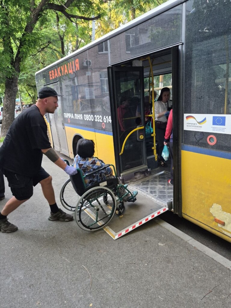 У співпраці Мінсоцполітики та БФ «Схід SOS»: 50 евакуйованим із прифронту надали послугу медсестринського догляду в трьох областях України | БФ «Схід SOS», картинка №2