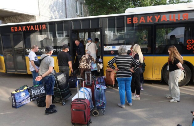 Квиток у безпеку: команда БФ «Схід SOS» допомагає евакуйованим спланувати маршрут та дістатися до рідних і нового дому